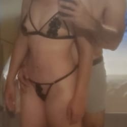 Sind ein BiPaar aus Zürich, das geile Paar sucht. Besuchen gerne Swingerclubs, lieben es in der Natur und sind nicht abgeneigt auf Sex-Toys. Wir suchen Paare, die mit uns zusammen die Erotik ausleben möchten. Da wir beide bisexuell sind, dürfen sich auch gerne BiPaare melden, wo auch die Frauen und Männer miteinander Spaß haben können. Wir mögen es wild von zart bis hart und wenn ihr ähnlich drauf seit wie wir, dann dürft ihr euch gerne melden. Treffen wären zunächst in einem Swingerclub möglich, bei näherem kennenlernen dann auch privat bei uns oder euch.